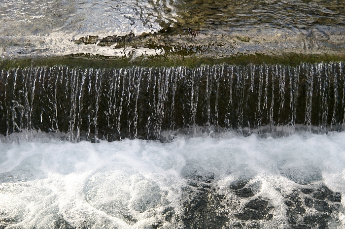 PICT1951 small VRISES WATER FALLING.jpg - 339988 Bytes